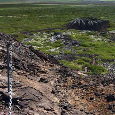 Mit Ketten gesicherter Aufstieg zum Rand des Kraters. Nicht immer sind die Wege so gut gesichert.